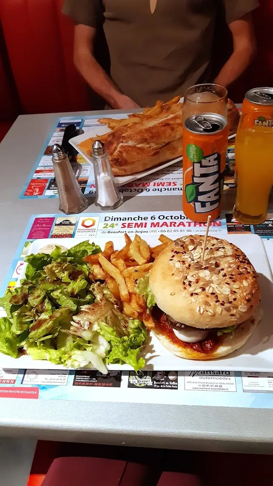 Hamburger Végétarien Frite Salade